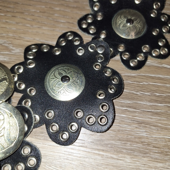 Vintage Western Black Leather Flower Shaped Silver Concho Belt Size Medium - Picture 3 of 12